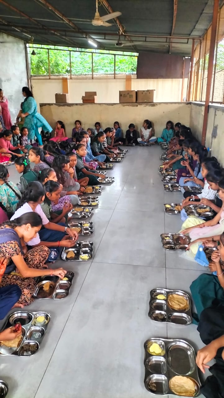 શ્રીમતી રંજનબેન શાંતિલાલ પટેલ તરફથી ધો:- ૧ થી ૮ ની વિદ્યાર્થીનીઓને ગૌરીવ્રત  નિમિતે ભોજન કરાવવામાં આવ્યું